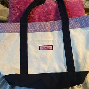 Vineyard vines purse good all year around